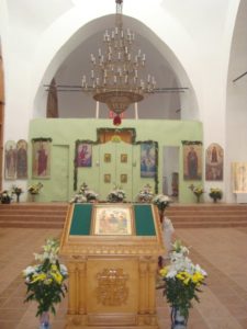 Внутреннее убранство храма (придел во имя Св.Живоначальной Троицы) 2012 год